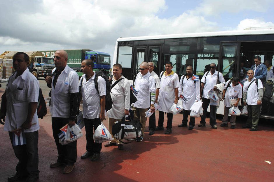 C:\Users\Dell\Documents\trabajadores-sanitarios-cubanos-llegan-al-aeropuerto-roberts-en-monrovia-para-colaborar-en-la-lucha-contra-el-ebola-en-octubre-de-2014-reuter.jpg